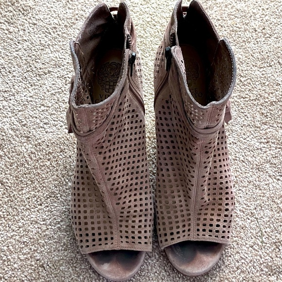 Vince Camuto Tan Mesh Leather Peep Toe Heeled Ankle Booties Size 9M - Picture 2 of 6